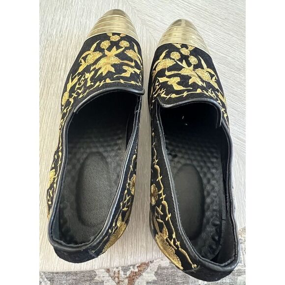 HUN Fashion Slip‎ On Gold Cap Toe Embroidered Shoe Sz 10.5 - Picture 5 of 8